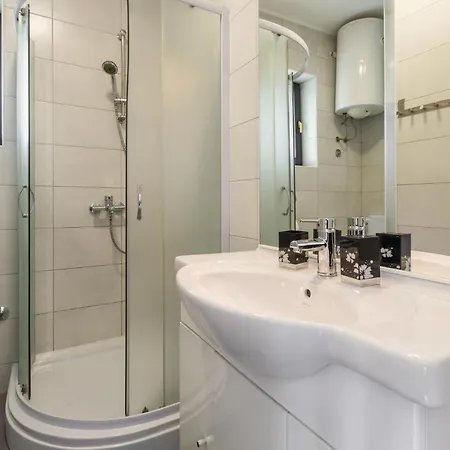 Lovely In With Kitchen Apartment *